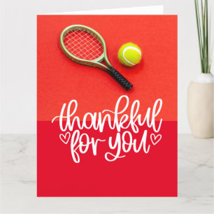 Tennis med racket och bollar på rött för spelaren tack kort