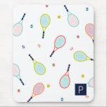 Tennis Mönster Sports ThLED Personlig Monogram Musmatta<br><div class="desc">Den här roligten är en pulserande musknapp med ett tennis racquet och boll mönster i blått,  grönt,  koraller och nyp perfekt för tennis player,  tränare eller fläkt i ditt liv.</div>