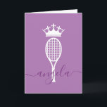 Tennis Player Queen of Court Lila Birthday Kort<br><div class="desc">Lönsam personlig anpassningsbar tryckte med ett monogrammt födelsedagskort för en tennis-spelare,  lärarlärare eller klubb-chefs födelsedag med eget namn och ålder och ordspråket "50 och fortfarande domstolens drottning" i latinska kalligrafiskript för lila och elegant namn med söt kraschar på båda sidor om namn. Färg och typsnitt kan redigeras.</div>