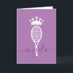 Tennis Player Queen of Court Lila Birthday Kort<br><div class="desc">Lönsam personlig anpassningsbar tryckte med ett monogrammt födelsedagskort för en tennis-spelare, lärarlärare eller klubb-chefs födelsedag med eget namn och ålder och ordspråket "50 och fortfarande domstolens drottning" i latinska kalligrafiskript för lila och elegant namn med söt kraschar på båda sidor om namn. Färg och typsnitt kan redigeras.</div>