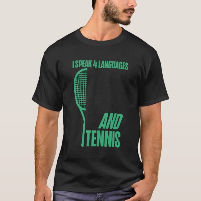 Tennis Player Racket I talar 4 engelska språk T Shirt (Framsida)