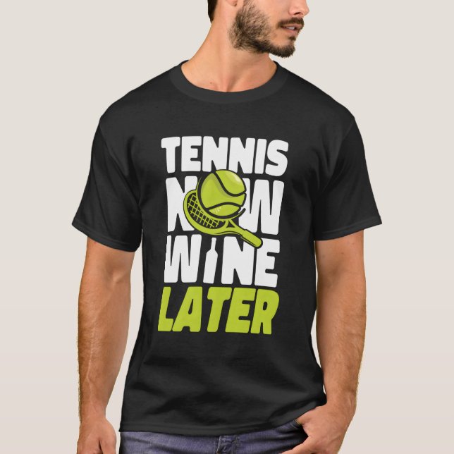 Tennis Player Racket Vin Tennis Now Vin Later T Shirt (Framsida)