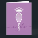 Tennis Queen of Court Personlig Birthday Kort<br><div class="desc">Lustigt personlig överdimensionerat födelsedagskort för en tennis-spelare,  lärarlärare eller klubb-chefs födelsedag med eget namn och ålder och ordspråket "50 och fortfarande domstolens drottning" i lavender lila och elegant calligraphy-skript monogram namn med sammanstötningar på båda sidor om namn. Färg och typsnitt kan redigeras.</div>
