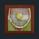 Tennis Racket med Boll Luting på Court Smyckeskrin<br><div class="desc">Njut av lite tennis med scenen som målats av Ethan Harper. En utsvulten svindlerie med boll sitta vid mitten,  du vill bara plocka upp den,  gå till din lokala domstol och spela ett spel. Köp ditt exemplar av den här utskriften idag!</div>