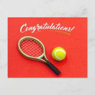 Tennis racket och boll grattisar på rött vykort