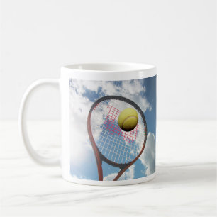 Tennis Racket och Boll i Luft, Blue Cloudy Himlar Kaffemugg