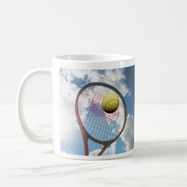 Tennis Racket och Boll i Luft, Blue Cloudy Himlar Kaffemugg (Vänster)