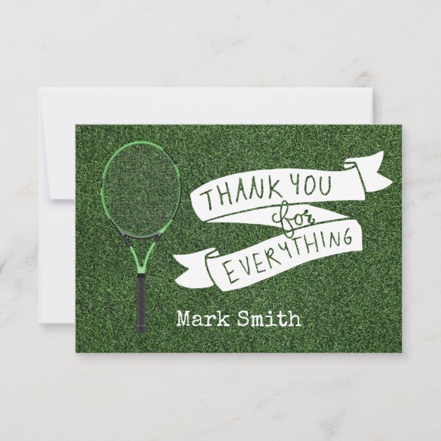 Tennis racket på grönt gräs för spelare tack kort (Framsida)