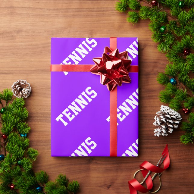TENNIS Rolig Atletisk Vit Text På Ljus Purpur Presentpapper (Julgåva)