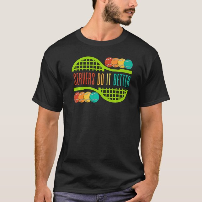 Tennis Servers do it Better Play Sport  Manar W T Shirt (Framsida)