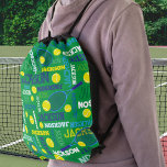 Tennis sport grönt white blue gult, eget namn gympapåse<br><div class="desc">Sporterar tennis boll och racquet på en grönt personlig namn väska. Denna typiska sporttemade mönstrade väska har tennis bollar och friheter som slår mot bollar. I grönt vid domstol, mörk blått, cyan, tennis boll gult grönt och vit. Den här roligtens sportdesign kan anpassas med ditt eget namn, läser Jackson för...</div>