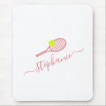 Tennis Sport Monogram Namn Personlig Musmatta<br><div class="desc">Rosa och White Girly Feminine Anpassningsbar Mousepad med elegant tennis racket och boll monogram har ett elegant med typsnitt namn och en enkel tennis-logotyp som du kan anpassa för en tennis tränare eller spelare i ditt team.</div>