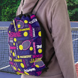 Tennis sport rosa white blue gult, eget namn gympapåse<br><div class="desc">Sporterar tennis boll och racquet på en mörk blått lila bakgrundsäck personlig namn. Denna typiska sportmatade mönstrade dragsträngssäck har tennis bollar och friheter som träffar bollar med mörk blått lila, rosa, djup shock rosa, gult, lätt gult och vit text. Den här roligtens sportdesign kan anpassas med ditt eget namn, läser...</div>