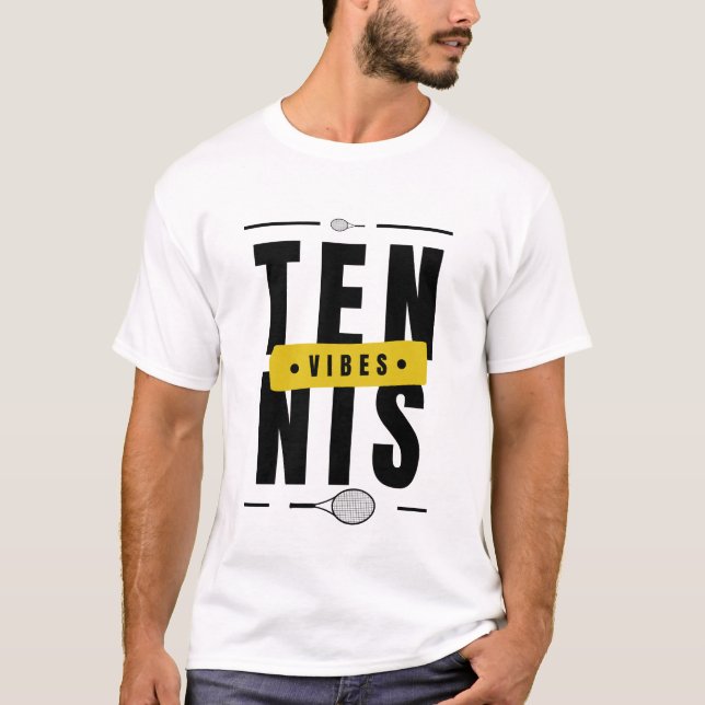 Tennis Vibes Modern Coola Trendig Sport Typografi T Shirt (Framsida)
