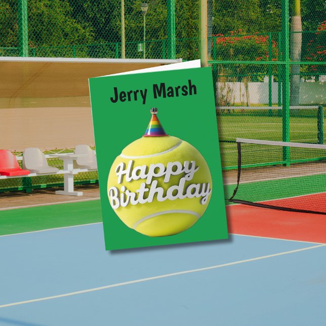 Tennisboll med födelsedag födelsedagshatt kort (Skapare uppladdad)