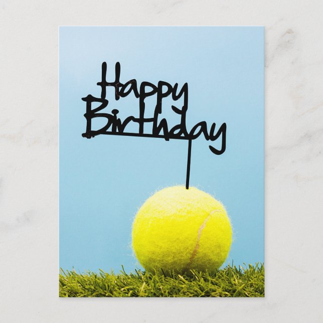 Tennisboll med Happy Birthday-skrift på blå himmel Vykort (Framsida)