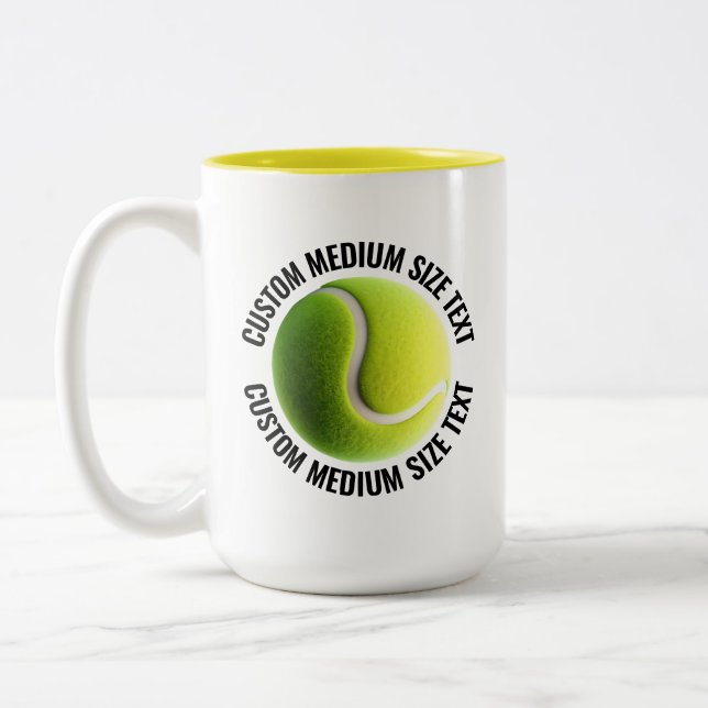 Tennisboll & Medium Text GUL 425g Custom Två-Tonad Mugg (Vänster)