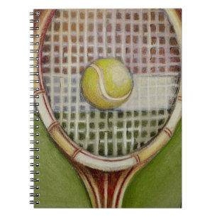 Tennisracket med boll som ligger på planen anteckningsbok med spiral