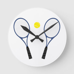Tennisracket och bollväggen tar tid på rund klocka