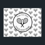 Tennisracketar för Anpassade Black & White Elegant Vykort<br><div class="desc">Minimalistiska tennisracketar och boll-formade presenter i svartvit och svart preppy-färg. Enkel,  minimalistisk gåva till din tennistränare eller tennislaggåva till en tennisspelare. Trendig tennis-personligens vykort</div>