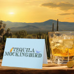 Tequila Mockingbird Funny Literary Pun Birthday Kort<br><div class="desc">Lustigt ordlekt kort i blått för en litterär person i ditt liv som gillar bok-straff. En söt lek på ord för en författare, författare eller bokmask som tycker om att läsa berömd romans och dricka vätska. En engelsk litteraturprofessor som är känd för sitt drickande och humor kommer att njuta av...</div>