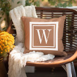 Terra Cotta och White Classic Square Monogram Kudde<br><div class="desc">Utforma din egen anpassningsbar dekorativ kudde i vilken kombination som helst av färg för att perfekt samordna med din hemdekoder i vilket rum som helst! Använda verktyg om du vill ändra färg och färg på kvadraten i gräns eller lägga till en egen text som innehåller namn, initialer eller annan speciell...</div>