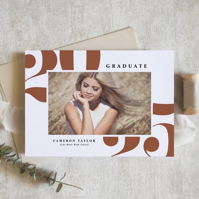 Terracotta 2025 Bold Typography Photo Studenten Inbjudningar (Customizable photo graduation invitation featuring 2025 in bold typography. )