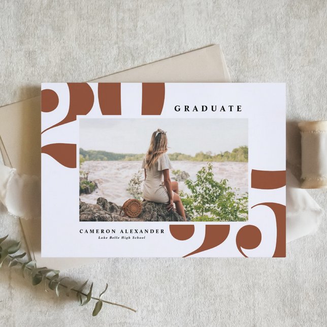 Terracotta 2025 Bold Typography Photo Studenten Meddelande (Customizable photo graduation announcement featuring 2025 in bold typography. )