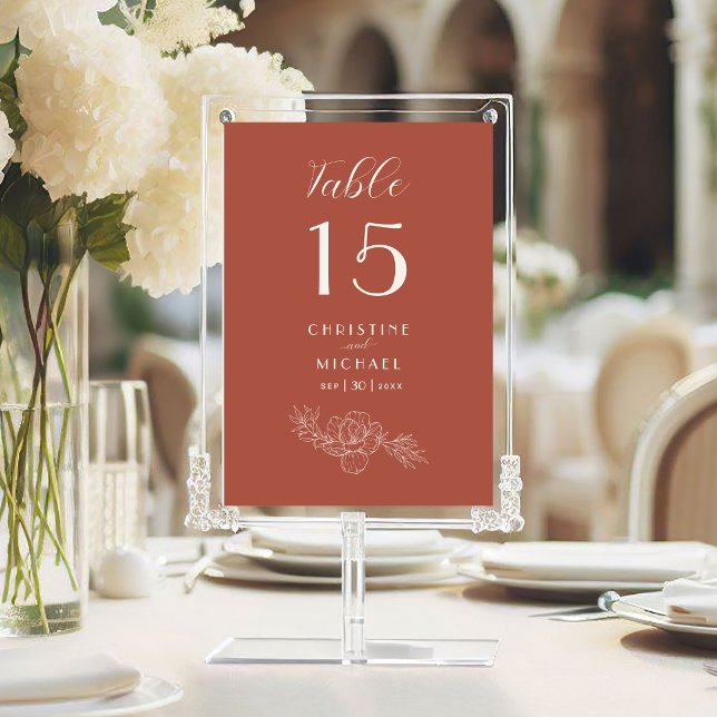 Terracotta Blommigt Elegant bröllop Bordsnumret (Terracotta Floral Elegant 5x7 Wedding Table Number with Ivory Magnolia Line Art, Couple Names, Date.)