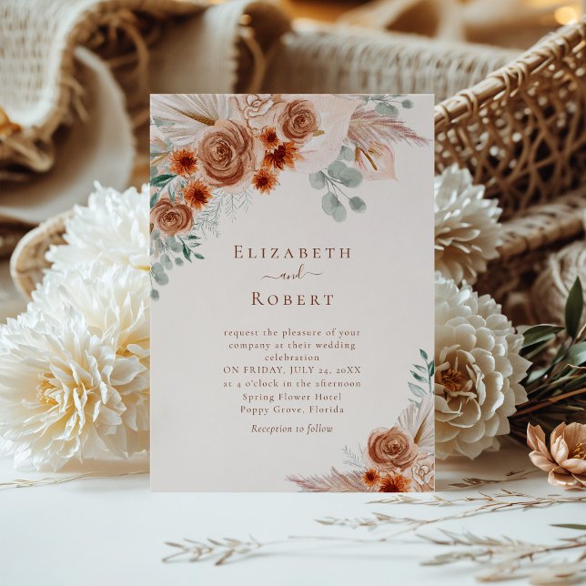 Terracotta Blommigt Pampas Grass Eucalyptus Bröllo Inbjudningar (Terracotta Floral Pampas Grass Eucalyptus Wedding Invitation on a sunny table with boho flowers)