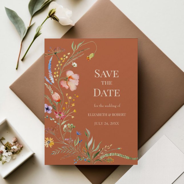 Terracotta Boho Wildblommor sparar datumkortet Inbjudningar (Terracotta Boho Wildflowers Save The Date Card on wedding table with decoration and flowers)