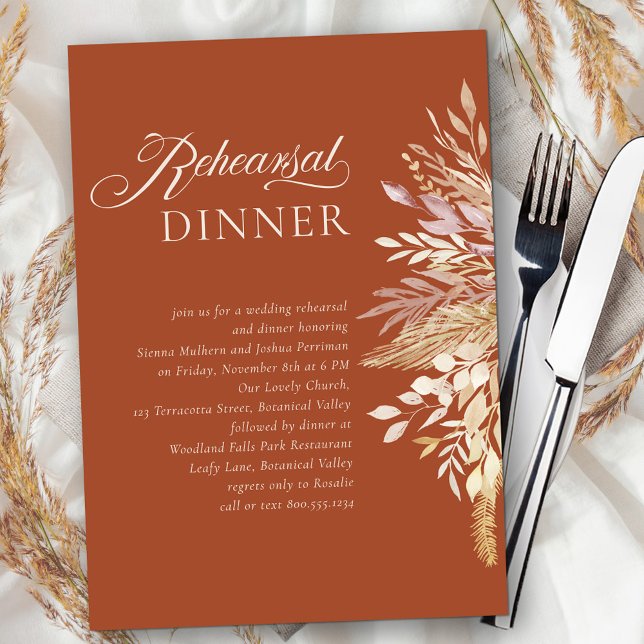 Terracotta Botanical Bröllop Rehearsal Dinner Inbjudningar (Terracotta Rehearsal Dinner invitation with calligraphy and neutral fall foliage on burnt orange)