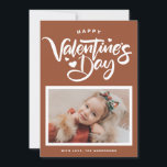 Terracotta Calligraphy Photo Valentine Day Julkort<br><div class="desc">Glad Alla hjärtans dag! Den har modern kalligrafi med hjärtaccenter. Anpassa genom att lägga till egna detaljer. Det här terracotta-handskrivet Valentindagskort finns på andra kartonger.</div>