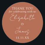 Terracotta Elegant Script Bröllop Tack Runt Klistermärke<br><div class="desc">Det här terracotta minimalistskript för elegant bröllop tack för att du kan ha ett klistermärke som är personlig med dina uppgifter i chic typografi. Designad av Thisisnotme©</div>