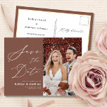 Terracotta Elegant Script Modern Spara datum Meddelande Vykort<br><div class="desc">Terracotta Elegant Script Modern Photo Simple Bröllop spara datum Announcement Postcard. Låt er familj, vänner och kolleger veta att ni har fastställt ett datum för ert bröllop firande med detta elegant, snyggt och det moderna bröllop spara datum-inbjudan. Alla texterna är i förväg ordnade så att du enkelt och snabbt kan...</div>