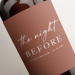 Terracotta Fall Rehearsal Dinner | Natt före Vinflaska Etikett<br><div class="desc">Ge varm och rustik elegans till din bröllop-repetitionsmiddag med personlig vin-etiketten i rik terracotta. Med en modern skriptutformning och anpassade namn och datum ger den här etiketten flaskor en tankfull och snyggt beröring. Den brända orangen är perfekt för fallbröllop, firande eller utomhussammankomster. Oavsett om det används för dekoration eller som...</div>