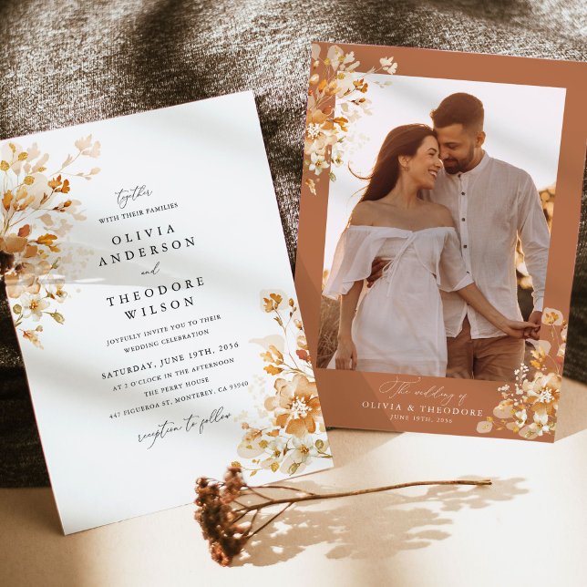 Terracotta Floral Elegant Photo Back Wedding Inbjudningar (Terracotta elegant floral wedding invitation photo back with framed couple portrait and gold accents)
