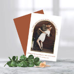 Terracotta Guld Arch Photo Förlovning Announcement Spara Datumet<br><div class="desc">Modern Terracotta Arch Photo Förlovning annonsens. Så helgdagarna var söt underbara! Harna är upptagen! Berätta för dina vänner och nära och kära om din förlovning med det här kreativet och ett unikt meddelande med ditt foto och vårt trendig, snyggt, boho arch in faux guld foil. Det här är modern terrakotta...</div>