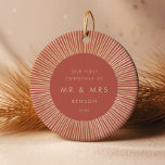 Terracotta Guld Sunburst Art Deco Första jul Julgransprydnad Keramik<br><div class="desc">Ett minimalistiskt och något retrokonst deco terracotta och guld helgdag,  med slående solsprängning i ramar. Anpassade enkelt med din bild och milstolpe.</div>
