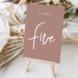 Terracotta Hand Scripted Bord FIVE Bordsnummer<br><div class="desc">Enkla kort för bordsnummer och chic i jordton Terracotta och vit gör en elegant påstående vid din bröllop eller händelse. Designfunktionerna "bord [nummer]" i en ögonetsande blandning av klassisk serif och handskriven skriptskrift. Utformningen upprepas på båda sidor. Individuellt numrerade kort som säljs separat. Beställ varje bordsnummer var för sig från...</div>