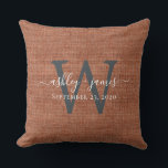 TerraCotta Linen Monogram Bröllop Keepsaké Kudde<br><div class="desc">Rustik och modern bröllop keepsaké terracotta-väv med linneeffekt kuddar med texten i handskrivet skript med vit chic, kalligrafi och ditt monogram i off-black snyggt typografi. Lägg bara till namn, monogram och bröllop datum. Underbar gåva till ett nytt par. Enbart designad för dig av Lycklig Dolphin Studio. Om du behöver hjälp...</div>