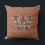 TerraCotta Linen Monogram Bröllop Keepsaké Kudde<br><div class="desc">Rustik och modern bröllop keepsaké terracotta-väv med linneeffekt kuddar med texten i handskrivet skript med vit chic, kalligrafi och ditt monogram i off-black snyggt typografi. Lägg bara till namn, monogram och bröllop datum. Underbar gåva till ett nytt par. Enbart designad för dig av Lycklig Dolphin Studio. Om du behöver hjälp...</div>