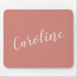 Terracotta Minimalist Typography Personlig Namn Musmatta<br><div class="desc">Enkel musknapp med modern och elegant personlig namn-design i  handtag på mjuk terracotta-bakgrund.</div>