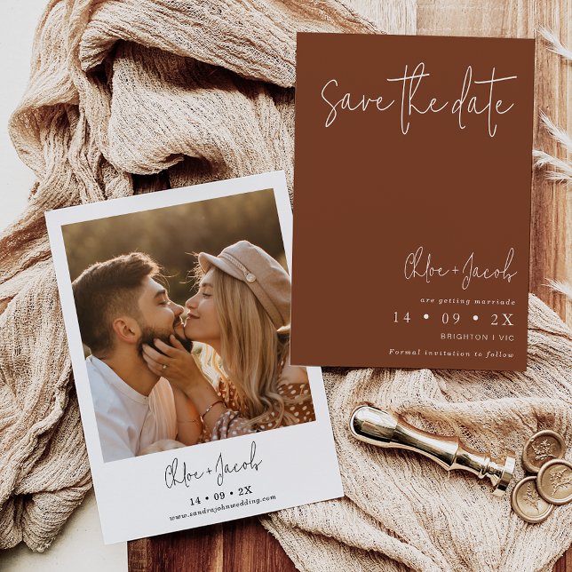 Terracotta-minimalistiskt skript Spara datumkortet Inbjudningar (Terracotta wedding save the date featuring some modern calligraphy text and the couples photo.)