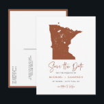 Terracotta Minnesota Karta QR-kod Spara datumet Meddelande Vykort<br><div class="desc">Fira din Minnesota-bröllllup på ett unikt och modernt sätt med detta QR-kod "Save the Date"-postkort, med en snygg siluett av Minnesotas delstats karta. Oavsett om du planerar ett bröllop vid de fantastiska sjöarna, i de livliga städerna Minneapolis och St. Paul eller på landsbygden, fångar detta "Save the Date"-postkort essensen av...</div>