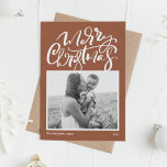 Terracotta Modern Calligraphy Photo jul Julkort<br><div class="desc">God jul! Skicka önskemål till familj och vänner med det här anpassadet till jokertecken. Den har modern kalligrafi och ett enkelt skript på en terracotta-bakgrund. Anpassa detta moderna julkort för kalligrafi genom att lägga till ditt foto,  meddelande och namn. Det här moderna julkortet finns på andra bilar.</div>