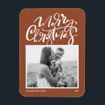 Terracotta Modern Calligraphy Photo jul Magnet<br><div class="desc">God jul! Skicka önskemål till familj och vänner med det här anpassadet till julgranen. Den har modern kalligrafi och ett enkelt skript på en terracotta-bakgrund. Anpassa den moderna julmagneten för kalligrafi genom att lägga till foto,  meddelande och namn. Det här moderna julkortet finns på andra bilar.</div>