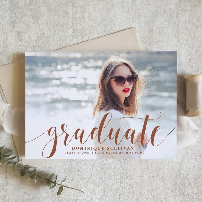 Terracotta Modern Calligraphy Photo Studenten Inbjudningar (Personalized Photo Graduation Invitation with Terracotta Modern Calligraphy – Customizable Photo)