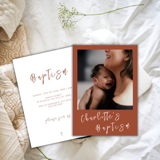 Terracotta Modern skript Baby Photo Baptism Inbjudningar (Terracotta Modern Script Baby Photo Baptism Invitation)