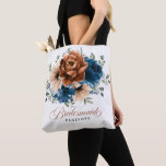 Terracotta Navy Greenery Bridesmaid Gift Tygkasse<br><div class="desc">Elegant Navy Blue,  Terracotta ,  Orange earthy blommigt Tema bröllop bridesmaid to te bag med elegant bouquet of Navy Blue,  Terracotta färg ro peonies and grönt eucalyptus lövs. Kontakta mig om du behöver hjälp med anpassning eller om du behöver någon annan produkt med den här designen.</div>